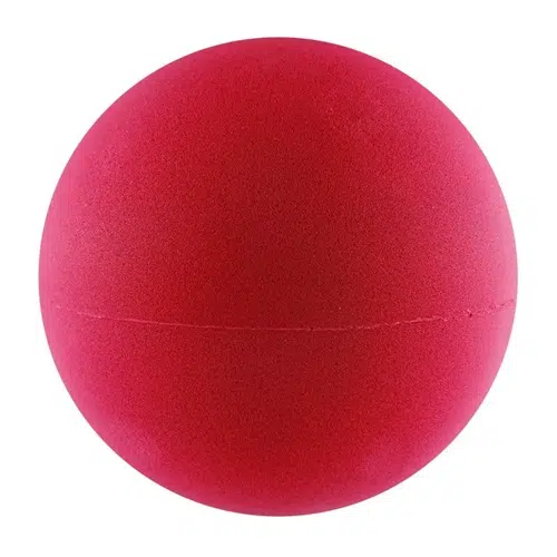 El balón de esponja Uk Time Sport de 6″ es una pelota perfectamente redonda, de color rojo brillante y con una textura suave. Tiene un color uniforme y parece estar hecha de un material suave, posiblemente espuma o goma. Hay una costura tenue visible que corre horizontalmente alrededor del centro de la pelota.