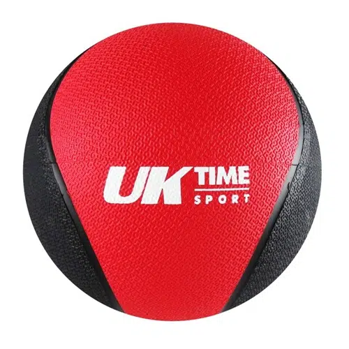 Un balón de voleibol rojo y negro con el texto "UK TIME SPORT" impreso en blanco en la sección roja. El balón de voleibol tiene una superficie texturizada, similar a la de un Balón Medicinal con Rebote de 1 kg, y su diseño incluye dos paneles negros que flanquean el panel rojo central.