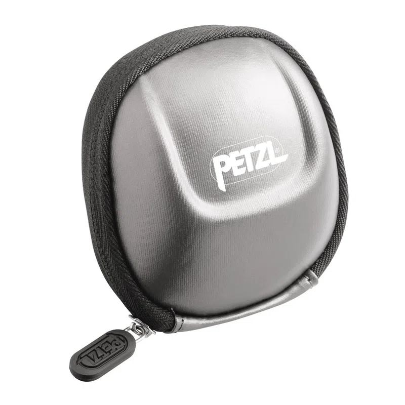 El Estuche para linternas frontales compactas Petzl es un estuche rígido protector ideal para guardar equipos de escalada, herramientas pequeñas o linternas frontales. La carcasa es plateada con una cremallera negra y muestra de forma destacada el logotipo de Petzl en la parte delantera. Este estuche compacto y redondeado cuenta con un exterior duradero diseñado para proteger su equipo.