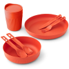 Este juego de picnic Sea to Summit de color rojo, ideal para aventuras al aire libre, incluye el plato Passage con una capacidad de 1020 ml y una tapa, un recipiente hondo y utensilios a juego. Presenta una textura acanalada para un mejor agarre y presenta un diseño moderno y elegante.