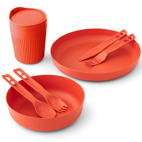 Este juego de picnic Sea to Summit de color rojo, ideal para aventuras al aire libre, incluye el plato Passage con una capacidad de 1020 ml y una tapa, un recipiente hondo y utensilios a juego. Presenta una textura acanalada para un mejor agarre y presenta un diseño moderno y elegante.