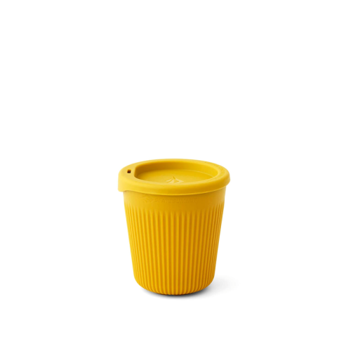 Vaso Passage Sea to Summit de 355 ml en amarillo vibrante, con tapa a juego y cuerpo con textura acanalada. La tapa, diseñada con un pequeño orificio para beber, se ajusta de forma segura sobre el recipiente de 355 ml. El vaso se presenta sobre un fondo blanco liso.