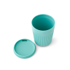 La taza Sea to Summit Passage Cup de 355 ml, en un llamativo color turquesa, se encuentra abierta sobre un fondo blanco con su diseño acanalado visible y la tapa desmontable colocada a su lado, mostrando su suave capacidad de 355 ml.