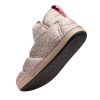 Una Pantufla Térmica Atakama Outdoor Navarino Nu-B Foam en color beige, con un sutil diseño de estampado de leopardo y una lengüeta roja en el talón. Elaborada con espuma Nu-B para mayor comodidad, esta zapatilla sin cordones tiene una suela con un patrón texturizado para mayor agarre. Con la suela orientada hacia el espectador, es perfecta para quienes buscan estilo y sujeción.