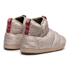 Las Pantuflas Térmicas Atakama Outdoor Navarino Nu-B Foam son de color beige claro con un sutil estampado animal print y tiradores rojos en la parte trasera. Presentan una suela de color tostado y un logo de la marca en el lateral, lo que proporciona una mayor comodidad para una relajación total.