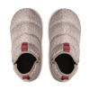 Vista superior de las pantuflas térmicas Atakama Outdoor Navarino Nu-B Foam de color gris claro, que presentan un sutil estampado de leopardo y una textura acolchada. Diseñadas para brindar mayor comodidad con Nu-B Foam, estas pantuflas incluyen presillas de tela roja en los talones para que sean fáciles de usar. Ideales para usar en interiores acogedores o para salir rápidamente al aire libre.