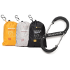 Vive tus aventuras al aire libre con el set "Pantuflas Térmicas Atakama Outdoor Navarino Nu-B Foam", que incluye tres bolsas con cordón en vibrantes colores naranja, blanco y negro. Cada bolsa está equipada con un práctico mosquetón. Un gran mosquetón negro, que muestra audazmente la marca "Atakama", completa la colección y ocupa un lugar destacado a la derecha.