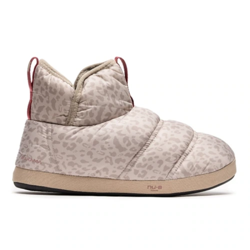 La frase se puede reescribir de la siguiente manera:Vista lateral de una bota de interior beige de la colección "Pantuflas Térmicas Atakama Outdoor Navarino Nu-B Foam", que presenta un sutil estampado de leopardo. Presenta un diseño acolchado y acolchado e incluye una tira roja en el talón. La suela marrón claro con dibujo negro lleva la marca "Nu-8" e incorpora espuma Nu-B para una mayor comodidad.