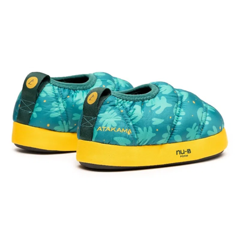 Las Pantuflas Térmicas Atakama Outdoor Futaleufú Kids Nu-B Foam son zapatos para bebé de color verde azulado brillante adornados con suelas amarillas y un patrón de hojas, ideales para los pequeños exploradores. Esta colección cuenta con amortiguación "NU-B Foam" para una comodidad superior, y el diseño acolchado suave garantiza que su hijo se mantenga cómodo y elegante durante cualquier aventura al aire libre.
