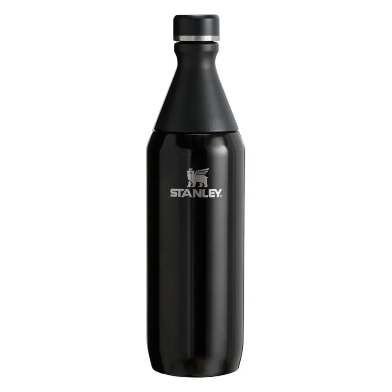 Vista frontal de la Botella Térmica Stanley All Day Slim de 1 litro en color negro, diseño elegante con tapa superior y logotipo Stanley grabado en el cuerpo de la botella.