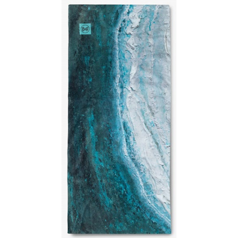 Esta esterilla de yoga presenta un diseño jaspeado en tonos verde azulado, azul y blanco que recuerda a las olas del océano. Su estética relajante se complementa con el patrón CoolNet UV Watsea Blue Surfrider. Un pequeño logotipo se encuentra ubicado en la esquina superior izquierda.