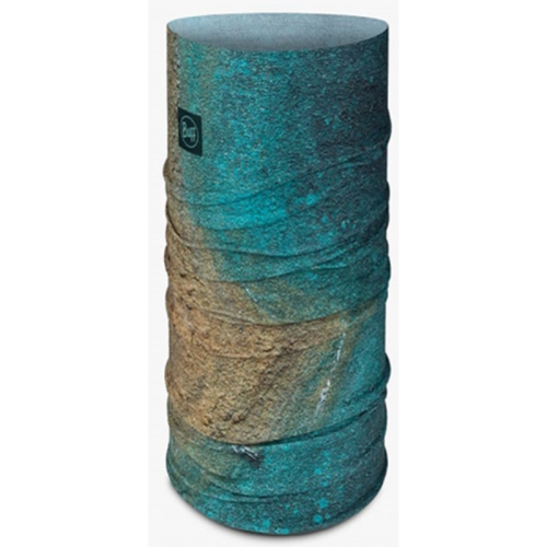 La bandana Buff CoolNet UV Sanve Multi es una prenda multifuncional para la cabeza que presenta un diseño texturizado en colores turquesa y tostado. Tiene una forma de tubo sin costuras con un pequeño logotipo "Buff" cerca de la parte superior y su tejido ligero y elástico la hace perfecta para diversas actividades al aire libre.