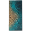La bandana Buff CoolNet UV Sanve Multi es un tejido rectangular que muestra una escena de playa con un degradado uniforme que pasa de tonos marrones arena a azules marinos profundos. Este diseño refleja a la perfección una fotografía aérea de la costa, capturando vívidamente la transición de la tierra al mar.