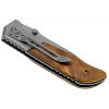 La navaja de bolsillo plegable Boker Magnum Forest Ranger 01MB233 tiene un mango de madera con detalles de metal e incluye un clip lateral. Se presenta en diagonal sobre un fondo blanco prístino, lo que resalta su exquisita artesanía.