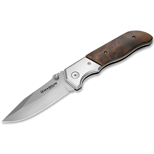 Navaja de bolsillo plegable con hoja de acero inoxidable y mango de madera pulida. La hoja, parcialmente desplegada, presenta el logotipo de la marca "Magnum by Böker" cerca de la bisagra. Con el nombre de Navaja Boker Magnum Forest Ranger 01MB233, cuenta con un diseño de mango suave y ergonómico con detalles de metal.