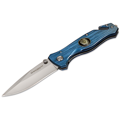 La Navaja Boker Magnum Law Enforcement 01MB365 es una navaja plegable que cuenta con una elegante hoja de acero inoxidable con la inscripción "Magnum" cerca de la base. Su empuñadura azul metalizada incluye un emblema circular con un diseño de águila, un apoyo para el pulgar dentado y una punta rompecristales.