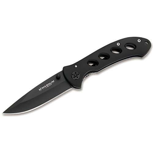 La Navaja Boker Magnum Shadow 01MB428 es una navaja plegable de color negro, elegante y moderna, que presenta una hoja parcialmente plegada y un mango adornado con múltiples cortes circulares. El nombre de la marca "Magnum" se muestra de forma destacada en la hoja, cerca del mango.