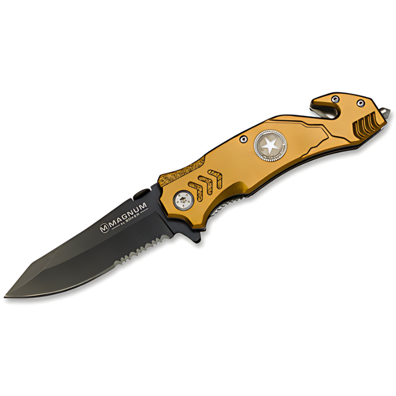 La Navaja Magnum Army Rescue 01LL471 de Magnum cuenta con una hoja negra parcialmente dentada y un mango dorado metálico con cortador de cinturón de seguridad incorporado, punta rompevidrios y emblema de estrella, que ofrece estilo y funcionalidad.