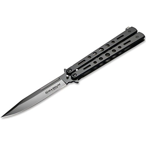Navaja mariposa con un elegante diseño metálico, con una hoja alargada que muestra el nombre de la marca "Magnum". La Navaja Magnum Balisong All Black 06EX402 tiene un mango perforado con una serie de orificios y un acabado oscuro.