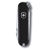 La navaja suiza Victorinox Classic SD, de color negro, es elegante y cuenta con una hoja cerrada y un anillo de metal para sujetarla fácilmente a un llavero. En el lateral se puede ver con orgullo el emblemático emblema de la cruz blanca, que combina estilo y utilidad en una cortapluma compacta.