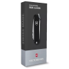 La caja contiene una navaja suiza con la etiqueta "Classic Colors Dark Illusion". El elegante empaque negro y gris presenta el logotipo de Victorinox y la frase "Swiss Made", que resaltan a la perfección esta navaja cortapluma elaborada por expertos de la línea Classic SD.