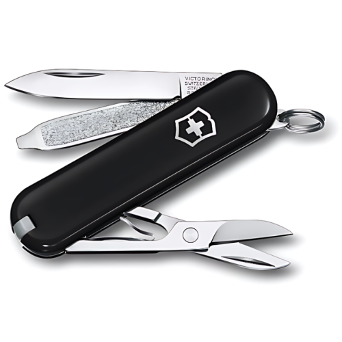 Una elegante navaja suiza Victorinox negra con un acabado metálico brillante muestra sus múltiples herramientas: una hoja, tijeras y lima de uñas. El modelo Classic SD también incluye un pequeño lazo para sujetarla, y el logotipo icónico adorna el mango de esta versátil cortapluma.
