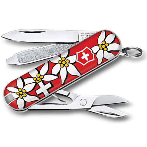 La Cortapluma Victorinox Classic SD 0.6223.840 presenta un exquisito diseño de flor de las nieves en su mango, con una hoja parcialmente extendida, una lima de uñas y unas tijeras compactas. Esta multiherramienta, que se presenta sobre un llamativo fondo rojo adornado con flores blancas y el emblemático emblema de la cruz suiza, también viene equipada con un práctico llavero para mayor comodidad.
