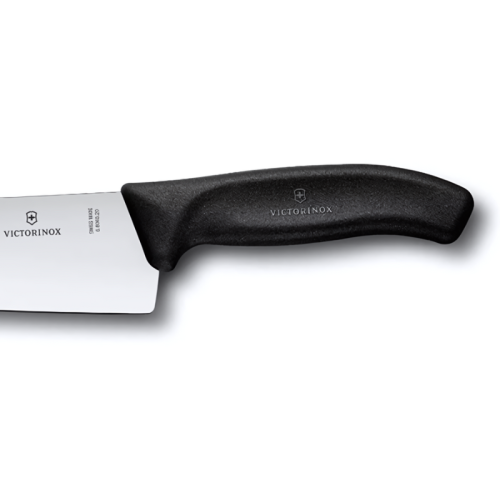 Primer plano del cuchillo de chef Victorinox Swiss Classic de 20 cm, con hoja de acero inoxidable y mango negro de diseño ergonómico. La hoja está elegantemente grabada con el logotipo "Victorinox", mientras que el mango texturizado ofrece un agarre seguro para tareas culinarias precisas.