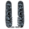 Dos navajas Cortapluma Victorinox Huntsman 1.3713.942 presentan elegantes patrones de camuflaje en negro y gris. Una navaja se muestra de lado, mientras que la otra se muestra de frente, destacando un práctico sacacorchos. Cada navaja incluye un pequeño lazo en su base, lo que realza su diseño versátil.