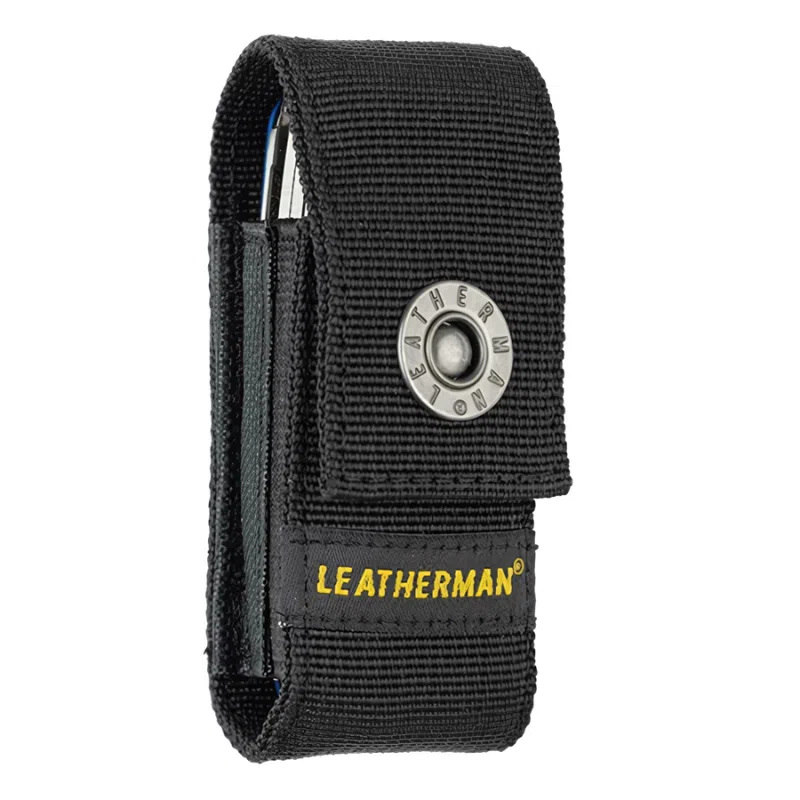 Una funda de tela negra con cierre de botón a presión, diseñada para adaptarse a la multiherramienta Leatherman Curl 832932, muestra la marca "LEATHERMAN" en amarillo.