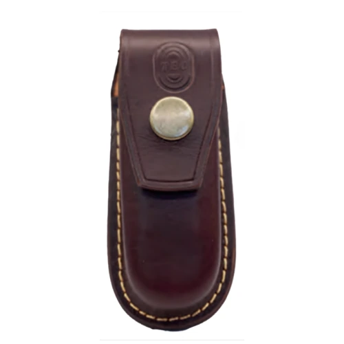 La Funda Tec Cuero Café es una funda de cuchillo de cuero marrón que presenta costuras beige, un cierre a presión y un logotipo grabado en la solapa.