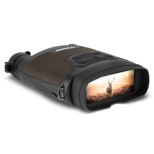 Binocular Visión Nocturna Konus Konuspy-16 3.6X-10.8X HD (#7937) de alta calidad con una pantalla que muestra un ciervo en HD en un paisaje natural. El dispositivo cuenta con una estructura resistente con botones de control y un agarre texturizado para un fácil manejo, lo que lo hace perfecto para observaciones nocturnas detalladas.