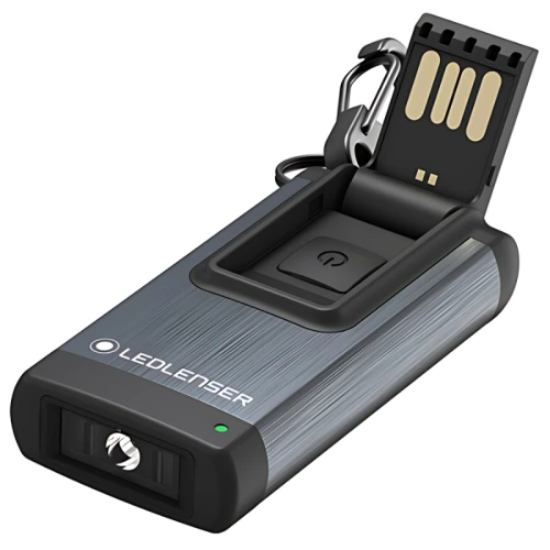 Presentamos la Linterna Llavero Led Lenser K4R 120lm 502574, una linterna LED metálica elegante y compacta. Cuenta con una tapa de carga USB extraíble con conectores dorados y viene equipada con un práctico llavero. Este elegante dispositivo lleva la marca "LEDLENSER".