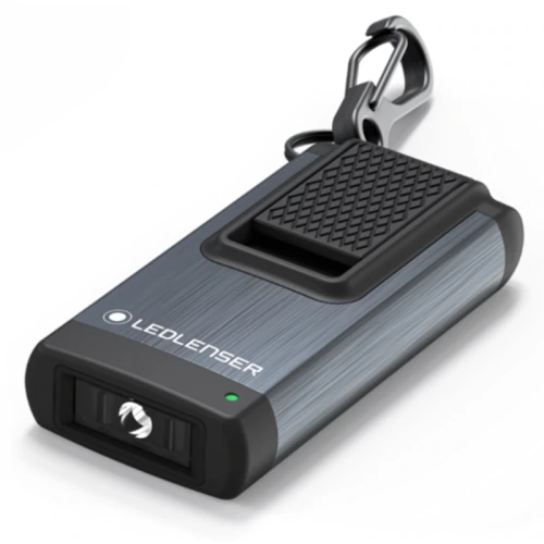La Linterna Llavero Led Lenser K4R 120lm 502574 es una linterna LED compacta con un elegante acabado metálico, que cuenta con un agarre texturizado y un pequeño indicador LED en el lateral. Viene con un resistente mosquetón para sujetarla fácilmente a las llaves o bolsos. El nombre de la marca "LEDLENSER" se muestra en el lateral.