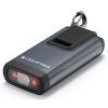 La Linterna Llavero Led Lenser K6R 400lm 502577 es una linterna LED compacta con un elegante exterior gris metálico y viene con un llavero. Incluye una lente principal, dos pequeñas luces indicadoras rojas y cuenta con un botón texturizado en la parte superior para un funcionamiento sencillo.