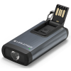 La Linterna Llavero Led Lenser K6R 400lm 502577 es una linterna LED compacta, elegante y eficiente con una cubierta de carga USB desmontable. Presenta un acabado gris metálico con detalles en negro, junto con un pequeño botón circular y una luz indicadora verde, todo dentro de su diseño rectangular.