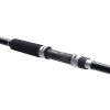 Primer plano de un mango de caña de pescar negro con un portacarrete plateado y agarre texturizado, la Caña Shimano Salty Advance Sea Bass S90ML 2,74m presenta elementos de diseño suaves y elegantes ideales para los entusiastas de la pesca.