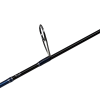 Primer plano de la punta de la caña de pescar Shimano Talavera Type J que muestra un lazo guía de metal. La caña presenta un diseño negro con detalles en azul, y el lazo plateado brillante contrasta maravillosamente con un fondo blanco prístino.