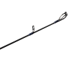 Primer plano de la punta de la caña de pescar Caña Shimano Talavera Type J, en la que se destacan sus anillas negras y plateadas. La caña cuenta con un acabado elegante y brillante y un diseño minimalista que enfatiza su construcción duradera. El fondo blanco liso acentúa los detalles exquisitos de este impresionante producto.