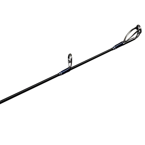 Primer plano de la punta de la caña de pescar Caña Shimano Talavera Type J, en la que se destacan sus anillas negras y plateadas. La caña cuenta con un acabado elegante y brillante y un diseño minimalista que enfatiza su construcción duradera. El fondo blanco liso acentúa los detalles exquisitos de este impresionante producto.