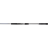 La caña Shimano Talavera Type J, con su elegante acabado en negro, cuenta con un elegante mango y portacarrete en su base. Su diseño esbelto se extiende elegantemente hacia la derecha, creando un aspecto sofisticado sobre un fondo blanco liso.