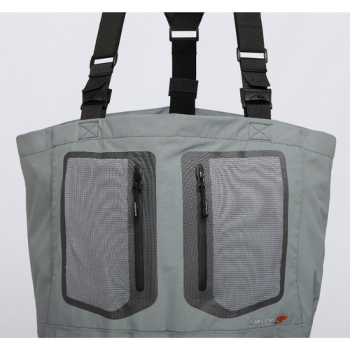 Esta bolsa de mano respirable Scierra Yosemite, ideal para cualquier entusiasta de los waders, cuenta con correas de hombro ajustables negras y dos bolsillos frontales con cremallera. El diseño, inspirado en Yosemite, está rematado con un pequeño logotipo discretamente colocado en la esquina inferior derecha.