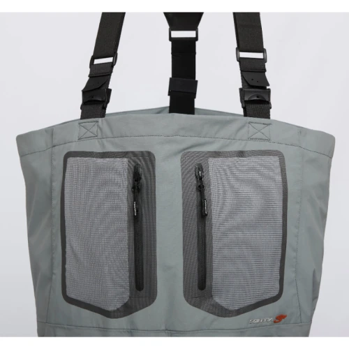 Esta bolsa de mano respirable Scierra Yosemite, ideal para cualquier entusiasta de los waders, cuenta con correas de hombro ajustables negras y dos bolsillos frontales con cremallera. El diseño, inspirado en Yosemite, está rematado con un pequeño logotipo discretamente colocado en la esquina inferior derecha.