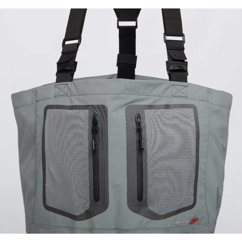 Esta bolsa de mano respirable Scierra Yosemite, ideal para cualquier entusiasta de los waders, cuenta con correas de hombro ajustables negras y dos bolsillos frontales con cremallera. El diseño, inspirado en Yosemite, está rematado con un pequeño logotipo discretamente colocado en la esquina inferior derecha.