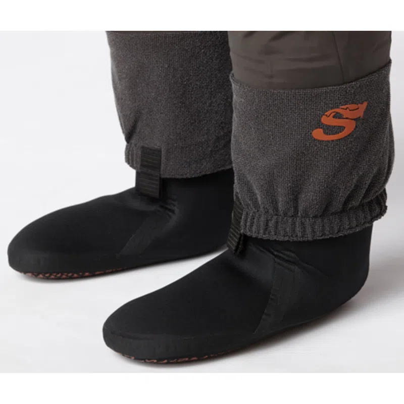 Presentamos las botas respirables Wader Scierra Yosemite: botas de neopreno negras y grises con suelas texturizadas. La parte superior gris está resaltada por un logotipo "S" naranja y se combina con correas ajustables para garantizar un ajuste seguro. Estas botas, inspiradas en el equipo Scierra, están diseñadas para mantener los pies abrigados y secos durante las actividades de deportes acuáticos.
