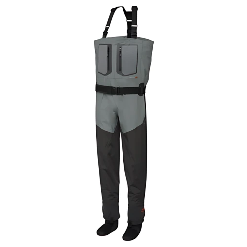Un par de waders respirables Scierra Yosemite grises y negros con correas de hombro ajustables, bolsillos delanteros y cinturón. Estos waders incluyen plantillas impermeables integradas en la parte inferior. El diseño es elegante y adecuado para pescar u otras actividades que impliquen agua.