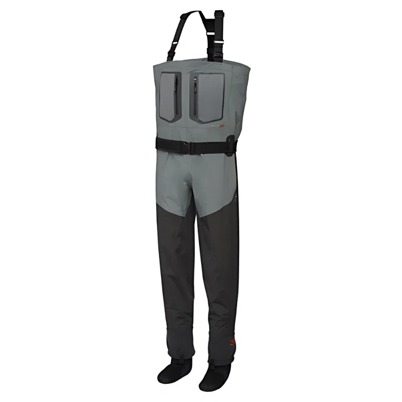 Un par de waders respirables Scierra Yosemite grises y negros con correas de hombro ajustables, bolsillos delanteros y cinturón. Estos waders incluyen plantillas impermeables integradas en la parte inferior. El diseño es elegante y adecuado para pescar u otras actividades que impliquen agua.
