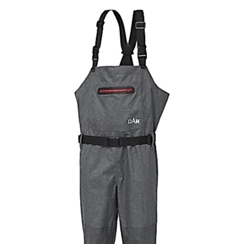 El Wader Respirable Dam Stockingfoot presenta un diseño gris con una construcción de medias impermeables, correas de hombro negras ajustables y un cinturón. Incluye un bolsillo frontal con cierre y muestra un logotipo en el pecho, lo que ofrece máxima comodidad durante períodos prolongados en represas o arroyos.