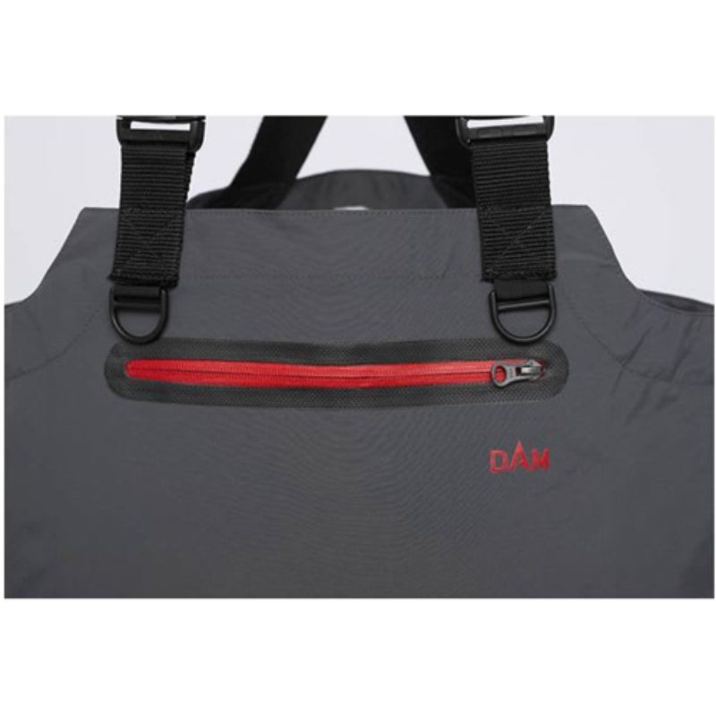 Aquí hay una versión revisada que utiliza los datos del producto:
Primer plano del Wader Respirable Dam Stockingfoot, que presenta un diseño gris con un llamativo bolsillo rojo con cremallera ideal para guardar los accesorios de su wader. Incluye dos correas ajustables negras en la parte superior. Las llamativas letras rojas "DAM" impresas en la bolsa añaden un toque de estilo a cualquier aventura con medias.