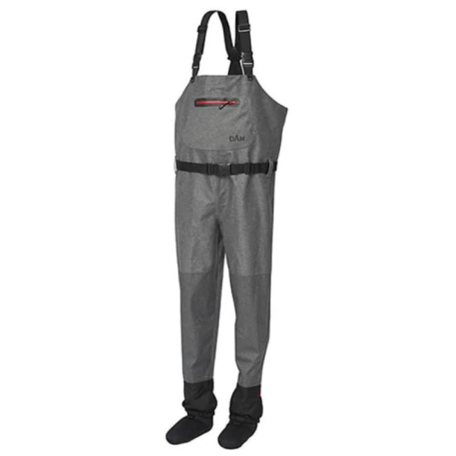 La imagen muestra el Wader Respirable Dam Stockingfoot en color gris, con un bolsillo en el pecho integrado con el logotipo de la marca "DAM" y tirantes negros ajustables. Estos waders con medias se extienden desde los pies hasta el pecho e incluyen un cinturón negro alrededor de la cintura para un ajuste seguro.
